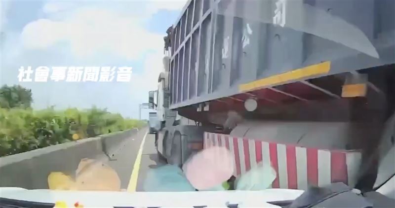 大貨車向內側車道偏移撞上轎車。（圖／翻攝畫面）