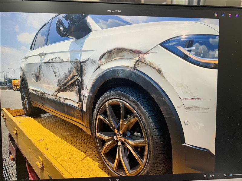 轎車被大貨車撞上，側面鈑金毀損。（圖／翻攝畫面）