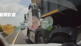 國道1貨車硬擠撞轎車！駕駛：在撿打火機