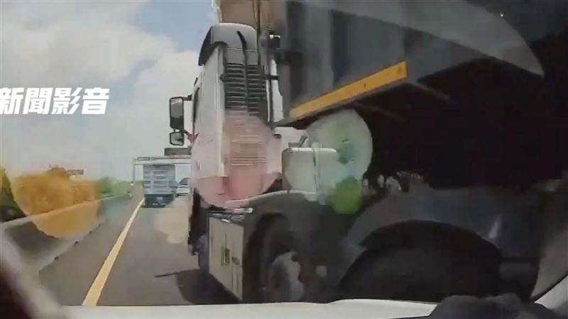 國道1貨車硬擠撞轎車！駕駛：在撿打火機