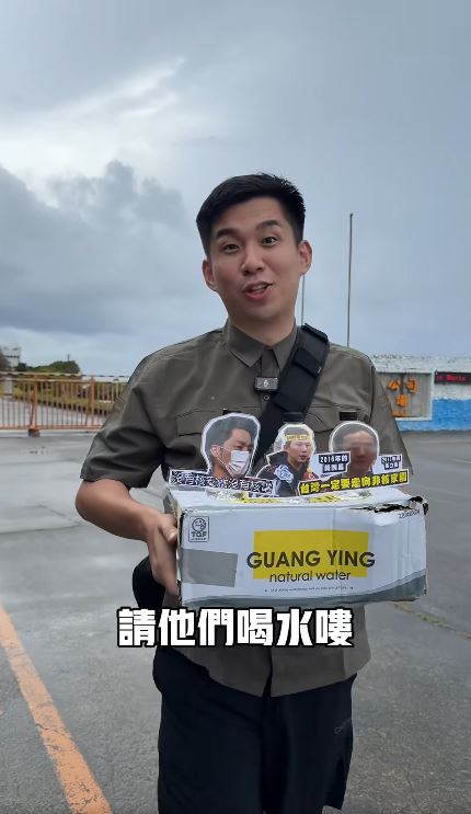 陳聖文親自去蘭嶼一趟，將瓶裝水放置於低階核廢料儲存場。（圖／翻攝自陳聖文臉書）