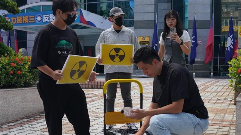 陳聖文送水到國民黨的黨部前。（圖／翻攝自陳聖文臉書）