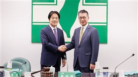 民進黨主席賴清德於中常會宣布由徐國勇接任黨秘書長。（圖／民進黨提供） 