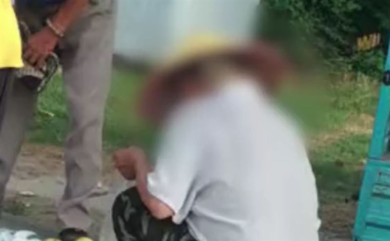 父親不滿，老翁在性侵女兒被判刑後，還能大喇喇地上街。（圖／翻攝自微博）