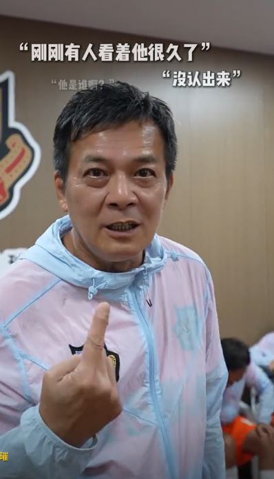 黃日華近況曝光。（圖／翻攝自香港明星足球隊抖音）