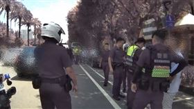 警方獲報到場逮人。（圖／翻攝畫面）