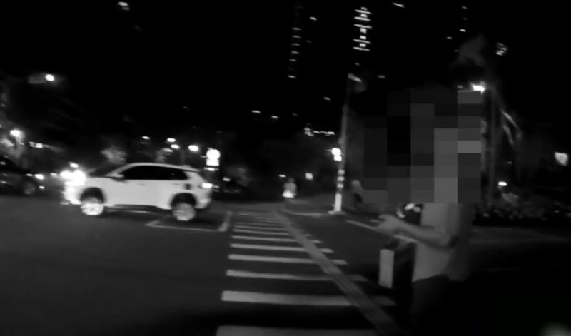 梁姓男子被通緝逃亡2700多天 ，因為「趕著唱歌」闖紅燈，被警方攔查逮捕。(圖／翻攝畫面)