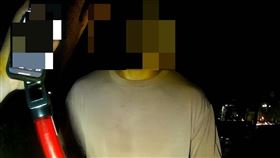 通緝逃亡2700多天 ，「趕著唱歌」，警方面前闖紅燈，認栽，第六分局(圖／翻攝畫面)