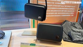 長榮航空首次將過夜包與睡衣使用同一個品牌設計，Maison Kitsune的品牌經典元素為狐狸圖騰，睡衣以其為設計亮點，上衣繡有精緻品牌狐狸頭Logo。（圖／記者李育道攝影）