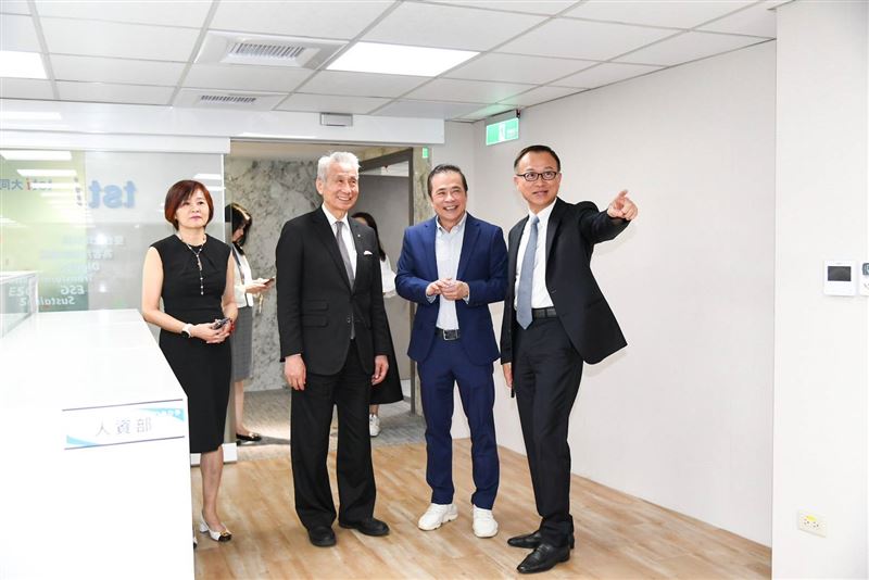 大同董事長張榮華（右2）上任首日，由王光祥會長（左2）與大同總經理沈柏延（右1）、大同世界科技總經理劉盈秀（左1）陪同，視察各事業單位。（圖／大同提供）
