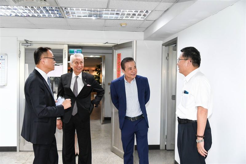 大同董事長張榮華（右2）上任首日視察部門，展現關懷與決心，盼帶領大同再創高峰。（圖／大同提供）