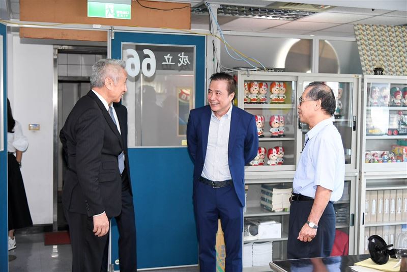 大同董事長張榮華（中）上任首日視察部門，展現關懷與決心，盼帶領大同再創高峰。（圖／大同提供）