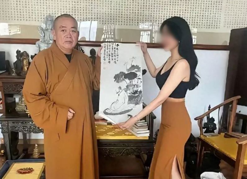 釋永信與女香客、女信徒的交往與互動，引發了廣泛的關注。（圖／翻攝自微博）