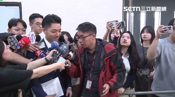 被問到李四川表態選新北，蔣萬安沒有回應，僅不斷說謝謝。（圖／翻攝畫面）