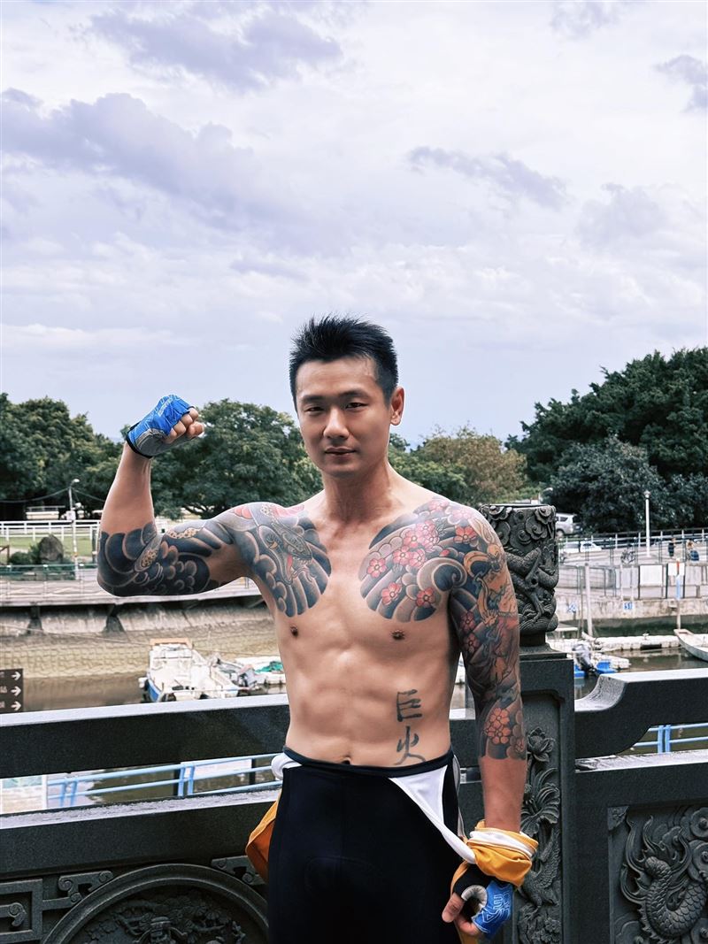 金鋼刀開噴館長「台灣是不可能讓你再撈錢了」。（圖／翻攝自金鋼刀臉書）