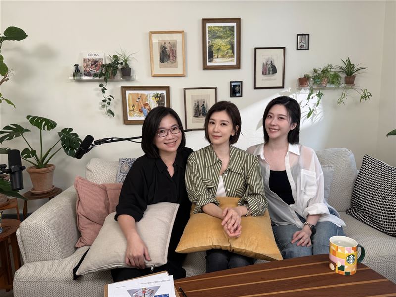 賈靜雯（中）上張景嵐（右）、Yuyu的Podcast節目《好丫》受訪。（圖／menomeno X 人類圖畫館提供）