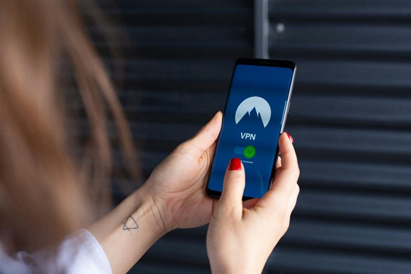 在智慧型手機上連接 VPN 以確保安全。（圖／Pexels）