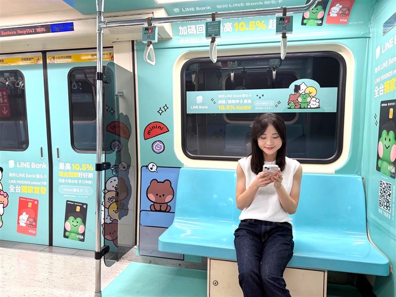 9月11日前，LINE FRIENDS minini角色家族首度搭上台北捷運板南線列車，陪你搭捷運。（圖／LINE Bank提供）