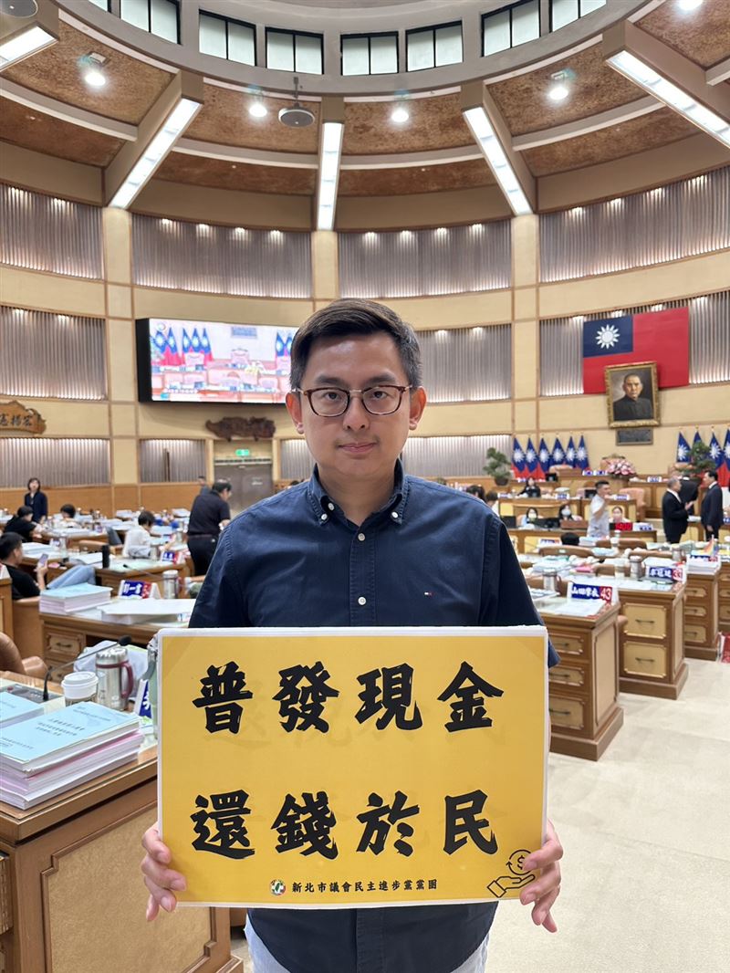 新北市議會民進黨團提案普發4.6萬，議會通過提案並送交市府研議。（圖／翻攝自卓冠廷臉書）