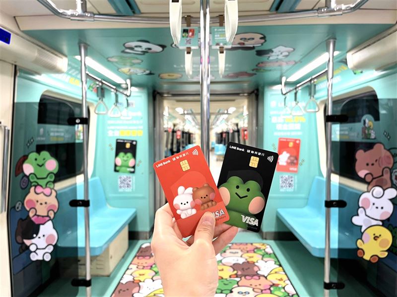 10月31日前，別忘了通勤時隨手申辦聯邦LINE Bank聯名卡，把獨家限量聯邦LINE Bank聯名卡minini卡面帶回家。（圖／LINE Bank提供）