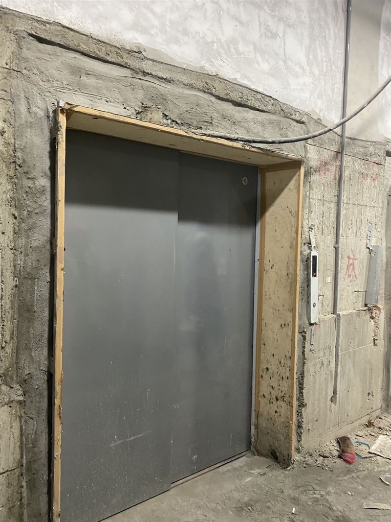 台中漢神洲際購物中心工地內電梯故障。（圖／翻攝畫面）
