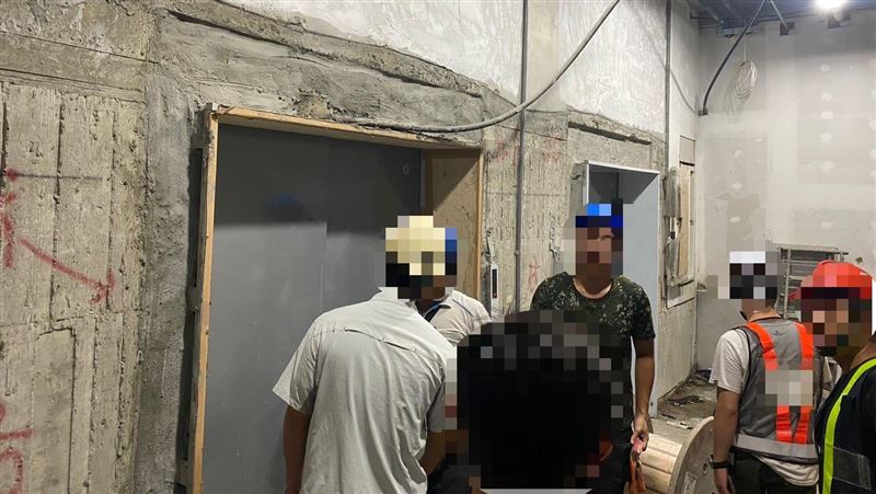 新／台中漢神傳電梯驚魂！2人受困半小時