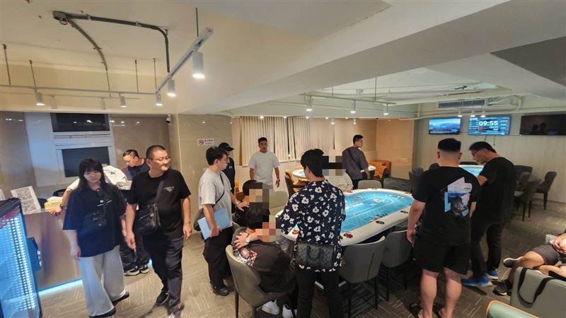 警方破獲藏身於銀行樓上的非法德州撲克賭場。（圖／翻攝畫面）