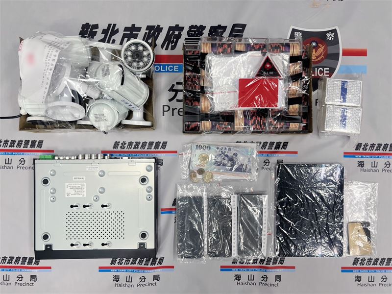 警方查扣的賭具及賭資等贓證物。（圖／翻攝畫面）