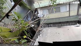 新北吳男爬到自家屋頂刷油漆，疑似踩破屋簷墜樓而亡。（圖／翻攝畫面）