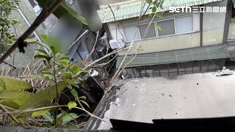 新北吳男爬到自家屋頂刷油漆，疑似踩破屋簷墜樓而亡。（圖／翻攝畫面）