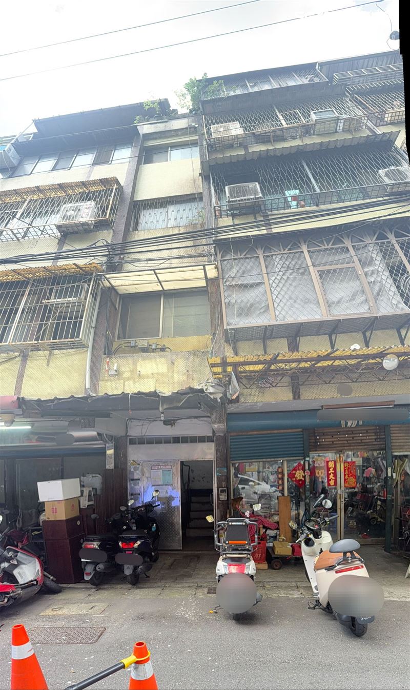 新北吳男爬到自家屋頂刷油漆，疑似踩破屋簷墜樓而亡。（圖／翻攝畫面）