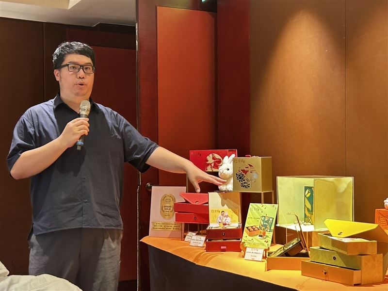 香港皇玥也針對中秋推出多款月餅，其中「低糖奶黃月餅盒」以健康為訴求。（圖／記者簡浩正攝影）