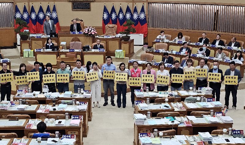 民主進步黨新北市議會黨團20日在臨時會提「普發現金4萬6」等臨時提案,新北市議會議長蔣根煌(後左2)裁示交由新北市政府研議