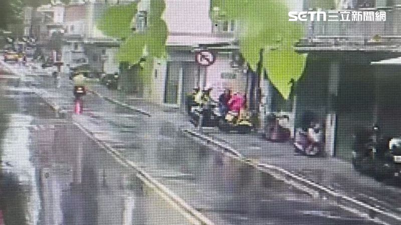 新北陳翁幫老闆娘出氣，反被賴男打到命危送醫。（圖／翻攝畫面）