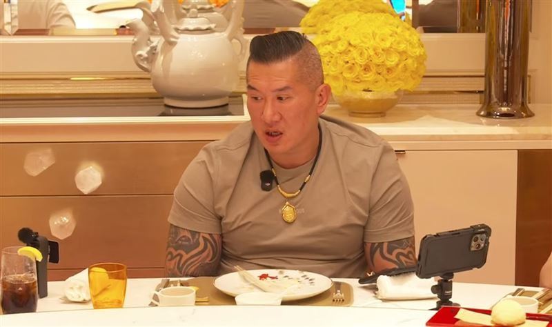 館長在直播中抱怨，自己無法開設抖音、B站帳號，甚至還被限制觀看中共閱兵，讓他相當難過。（圖／館長惡名昭彰ＹouTube）