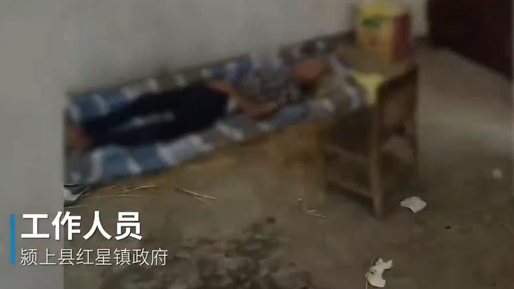 鎮民根據當地習俗將臨終前的長輩放置在地上，卻被政府要求立刻火化。（圖／翻攝自《大象新聞》）