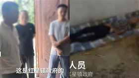 火葬活人？中國政府上門要火化彌留老人　家屬怒斥：人沒死呢（圖／翻攝自《大象新聞》）