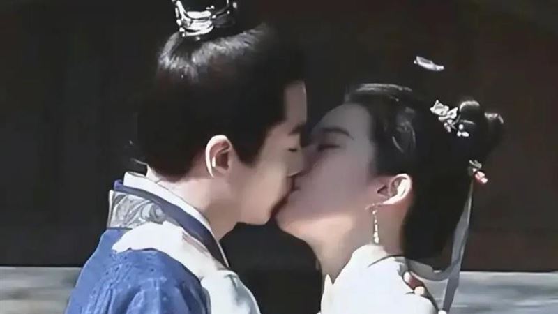 吻戲是每位演員都無法迴避的挑戰；圖為電視劇《夢華錄》中的一個場景，由劉亦菲和陳曉飾演的角色正在接吻。（圖／翻攝自微博）