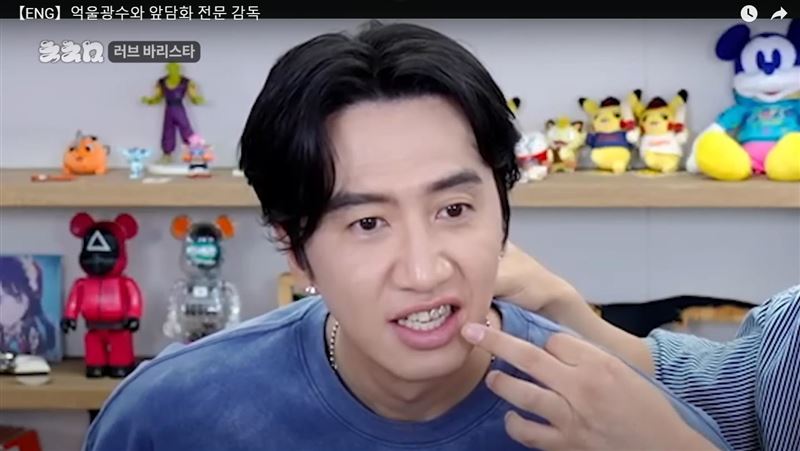 李光洙為戲砸錢鑲金牙。（圖／翻攝自YouTube）