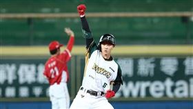台鋼雄鷹打擊王王博玄敲出勝利打點。（圖／台鋼雄鷹提供） 