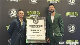 夢想家總經理韓駿鎧與新主帥簡浩。（圖／記者蔡厚瑄攝影）