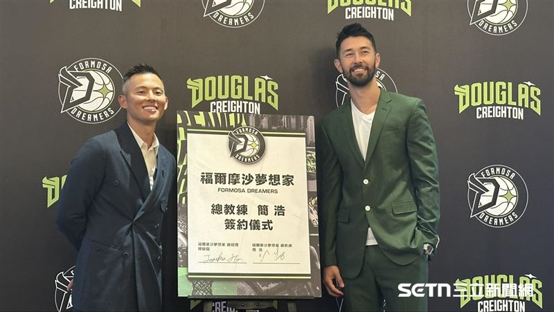 夢想家總經理韓駿鎧與新主帥簡浩。（圖／記者蔡厚瑄攝影）
