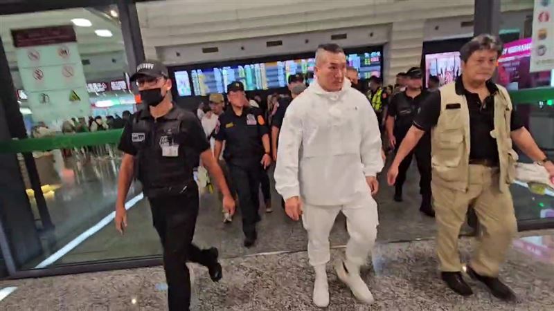 「館長」陳之漢（中）出入機場有大批航警開道，陣仗驚人。(圖／三立新聞)
