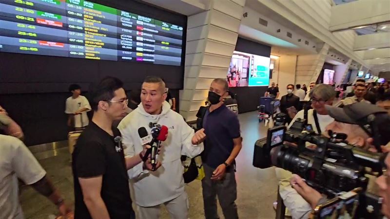 「館長」陳之漢（中）自深圳返台，歷史哥（左）到機場接機。(圖／三立新聞)