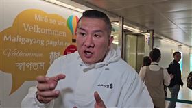 「館長」陳之漢自深圳返台，大批小草到機場接機。(圖／三立新聞)