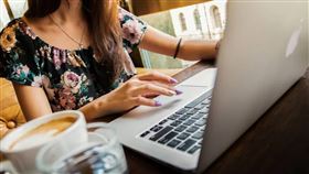 馬來西亞內政部長薩義夫丁在國會揭露，12歲少女因販售裸照輟學，引發社會震驚。（示意圖／Pixabay）