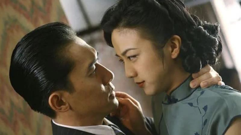 李安想出「迴紋針體位」，讓湯唯在《色戒》像個嬰兒緊密相依梁朝偉，意境到位又具美感。（圖／翻攝自微博）