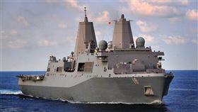 美國海軍第7艦隊20日證實，兩棲船塢運輸艦「紐奧良號」在日本沖繩附近海域失火，尚無人員傷亡消息。（圖取自維基共享資源，版權屬公有領域）