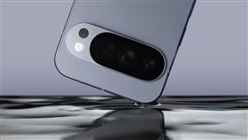 Google Pixel 10系列亮相Google發表Pixel 10系列手機，搭載Google全自主研發、專為自家Gemini模型打造的Tensor G5晶片，採用台積電3奈米製程技術。（Google提供）中央社記者張欣瑜舊金山傳真  114年8月21日
