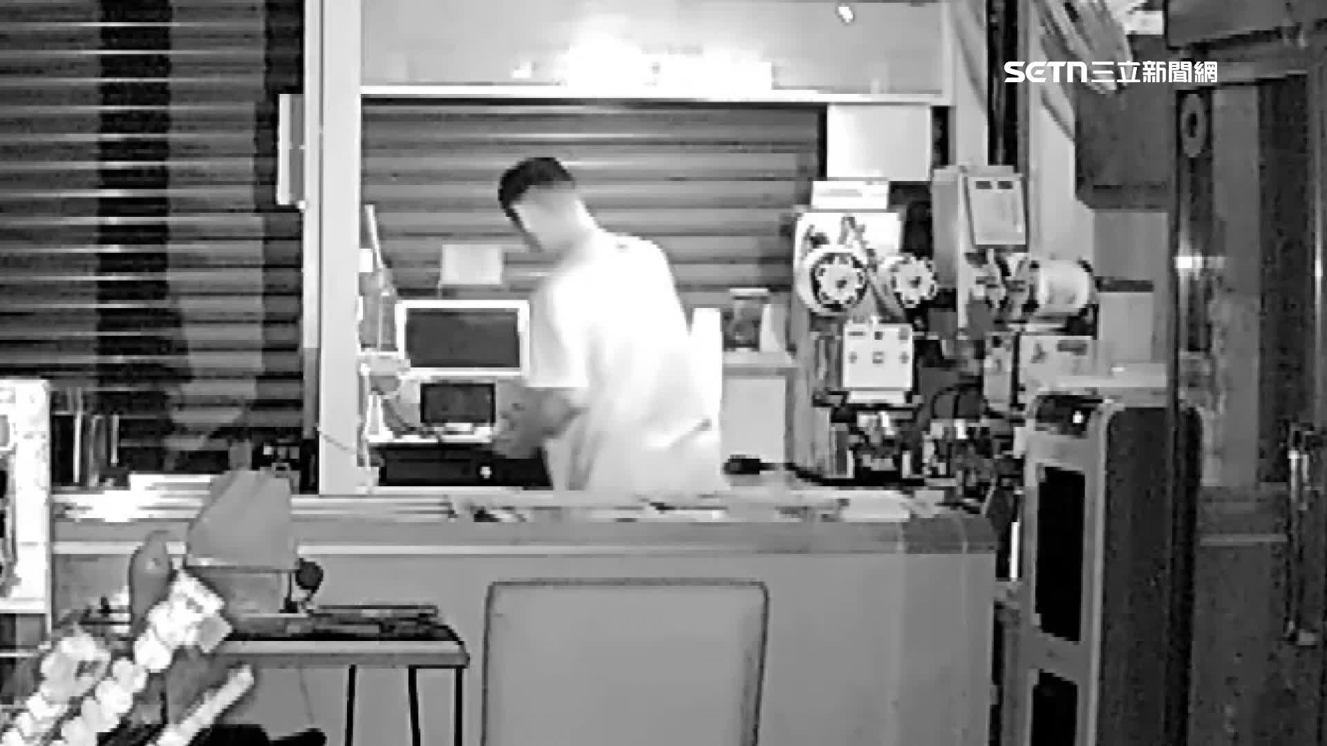 19日花蓮一名男子偷偷摸摸潛入飲料店，搜刮櫃檯所有現金